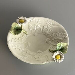 Italian Pottery Porcelain Daisy Accent Plate in Cream and Green Marked